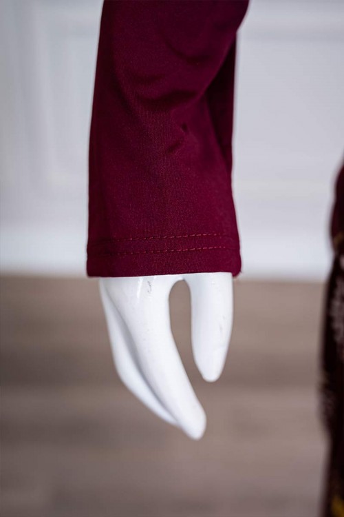 بيجاما-نسائية-قطعتين-لون-عودي-ياقة-دائرية-بأزرار-مزينة-برسومات-