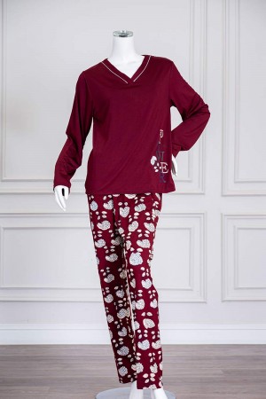 بيجاما نسائية قطعتين لون عودي برسومات و كتابات من الأمام ياقة بقصة سبعة مزينة بخطوط باللون الأبيض بأكمام طويلة مع بنطلون طويل مشجر