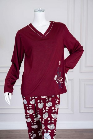 بيجاما نسائية قطعتين لون عودي برسومات و كتابات من الأمام ياقة بقصة سبعة مزينة بخطوط باللون الأبيض بأكمام طويلة مع بنطلون طويل مشجر