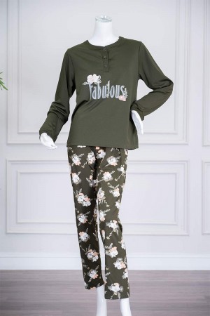 بيجاما نسائية قطعتين لون زيتي ياقة دائرية بأزرار مزينة بكتابات و رسومات من الأمام بأكمام طويلة مع بنطلون طويل مشجر