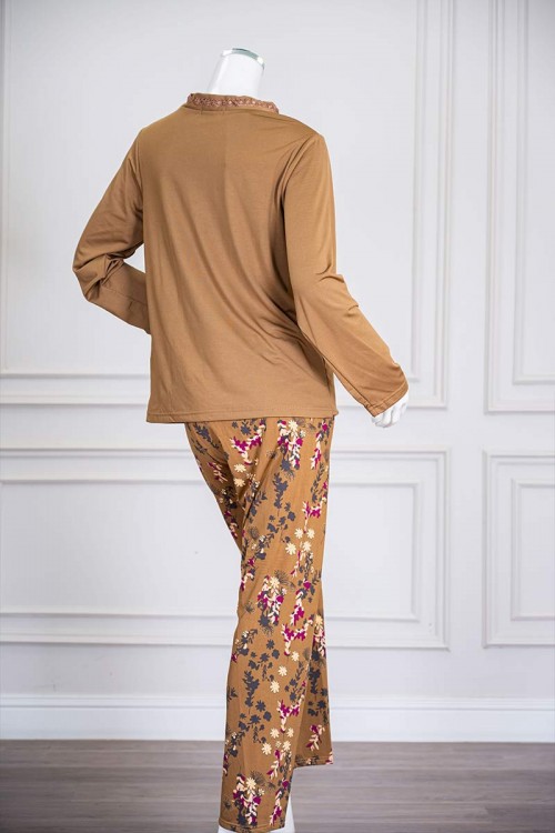 بيجاما-نسائية-قطعتين-لون-بيج-غامق-برسومات-و-كتابات-من-الأمام-