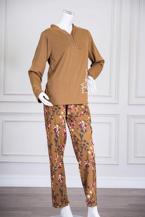 بيجاما-نسائية-قطعتين-لون-بيج-غامق-برسومات-و-كتابات-من-الأمام-