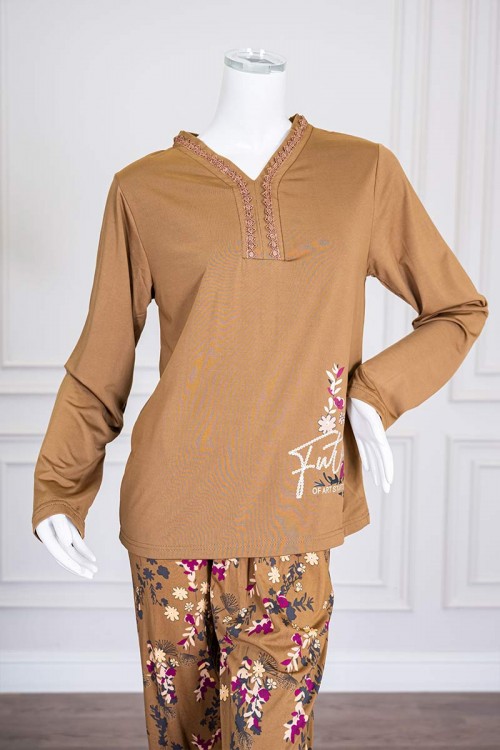 بيجاما-نسائية-قطعتين-لون-بيج-غامق-برسومات-و-كتابات-من-الأمام-