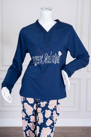 بيجاما نسائية قطعتين لون كحلي برسومات و كتابات من الأمام ياقة بقصة سبعة مزينة بكلفة أكمام طويلة مع بنطلون طويل مشجر