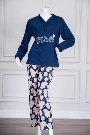 بيجاما نسائية قطعتين لون كحلي برسومات و كتابات من الأمام ياقة بقصة سبعة مزينة بكلفة أكمام طويلة مع بنطلون طويل مشجر