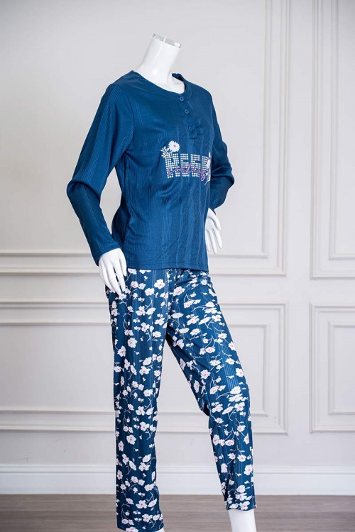 بيجاما-نسائية-قطعتين-لون-أزرق-ياقة-دائرية-بأزرار-مزينة-بكتابات