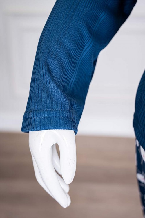 بيجاما-نسائية-قطعتين-لون-أزرق-ياقة-دائرية-بأزرار-مزينة-بكتابات