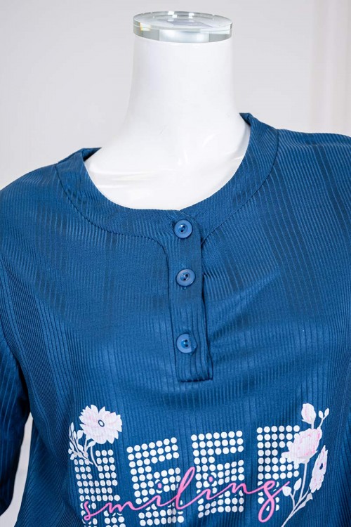 بيجاما-نسائية-قطعتين-لون-أزرق-ياقة-دائرية-بأزرار-مزينة-بكتابات