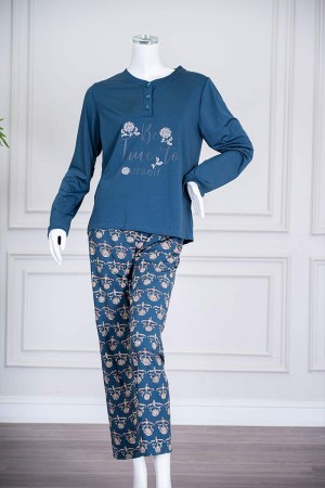 بيجاما نسائية قطعتين لون تركواز ياقة دائرية بأزرار مزينة بكتابات و رسومات من الأمام بأكمام طويلة مع بنطلون طويل مشجر