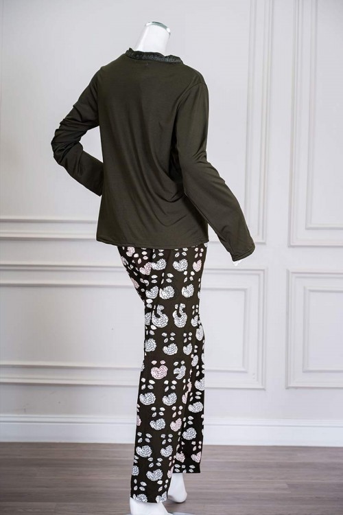 بيجاما نسائية قطعتين لون زيتي برسومات و كتابات من الأمام ياقة بقصة سبعة مزينة بكلفة أكمام طويلة مع بنطلون طويل مشجر