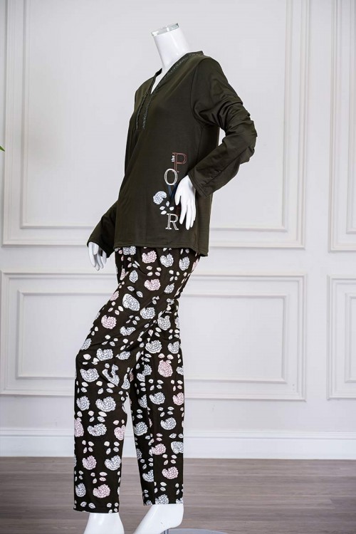 بيجاما نسائية قطعتين لون زيتي برسومات و كتابات من الأمام ياقة بقصة سبعة مزينة بكلفة أكمام طويلة مع بنطلون طويل مشجر