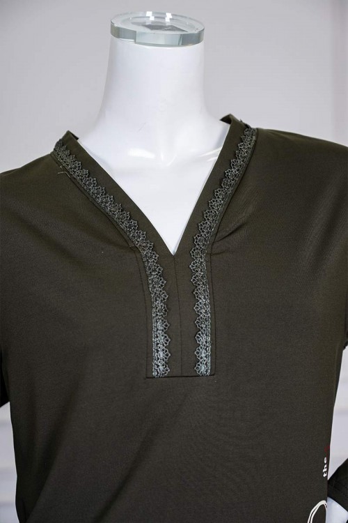 بيجاما نسائية قطعتين لون زيتي برسومات و كتابات من الأمام ياقة بقصة سبعة مزينة بكلفة أكمام طويلة مع بنطلون طويل مشجر