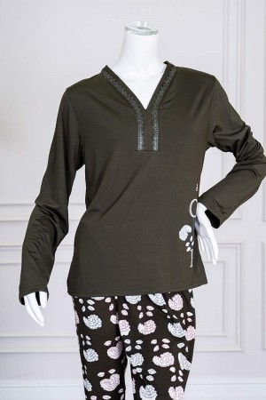 بيجاما نسائية قطعتين لون زيتي برسومات و كتابات من الأمام ياقة بقصة سبعة مزينة بكلفة أكمام طويلة مع بنطلون طويل مشجر