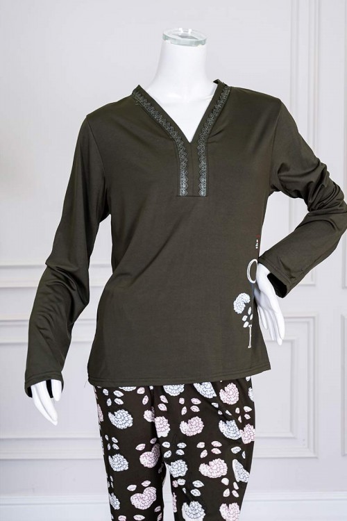 بيجاما نسائية قطعتين لون زيتي برسومات و كتابات من الأمام ياقة بقصة سبعة مزينة بكلفة أكمام طويلة مع بنطلون طويل مشجر