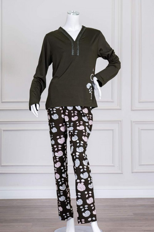 بيجاما نسائية قطعتين لون زيتي برسومات و كتابات من الأمام ياقة بقصة سبعة مزينة بكلفة أكمام طويلة مع بنطلون طويل مشجر