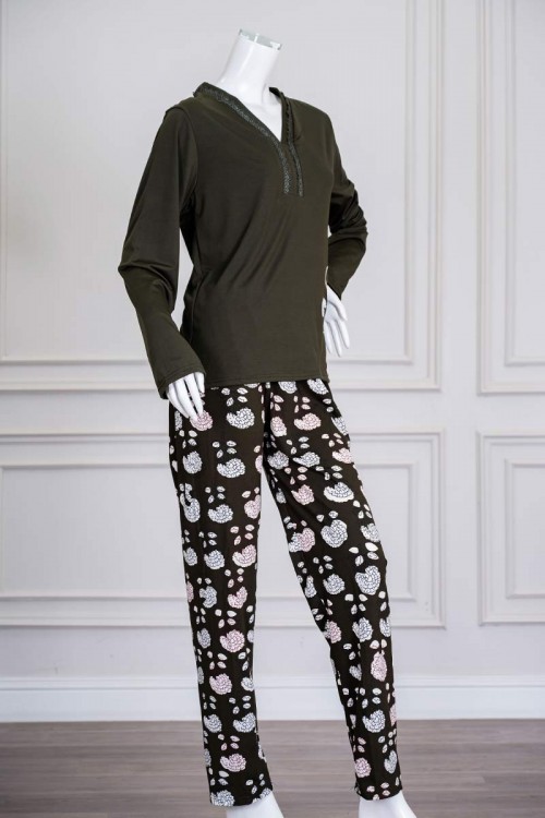 بيجاما نسائية قطعتين لون زيتي برسومات و كتابات من الأمام ياقة بقصة سبعة مزينة بكلفة أكمام طويلة مع بنطلون طويل مشجر