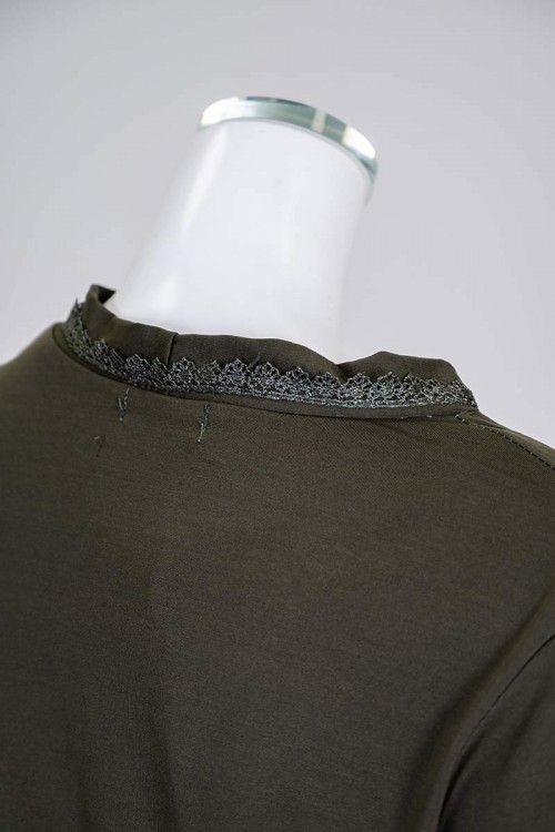 بيجاما نسائية قطعتين لون زيتي برسومات و كتابات من الأمام ياقة بقصة سبعة مزينة بكلفة أكمام طويلة مع بنطلون طويل مشجر