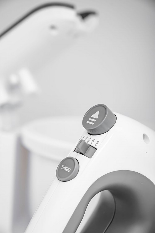 خلاط يدوي من كيون بوعاء دوار سعة 3.5 لتر و بقوة 300 واط يتضمن مضارب مختلفة