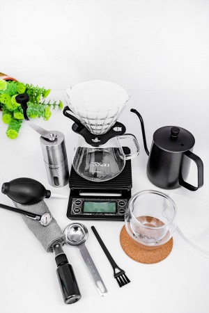 شنطة قهوة لون أسود لتحضير قهوة مقطرة v60 من 15 قطعة متكاملة 