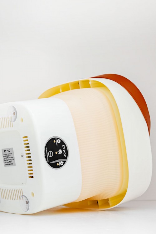 غسالة متنقلة قابل للطي لون أبيض و بيج بسعة 11 لتر و بقوة 40 واط