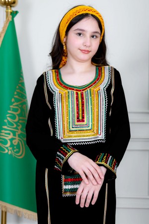 جلابية بناتي عسيري لون أسود بتطريز تراثي ملون من الأمام ياقة دائرية و أكمام طويلة