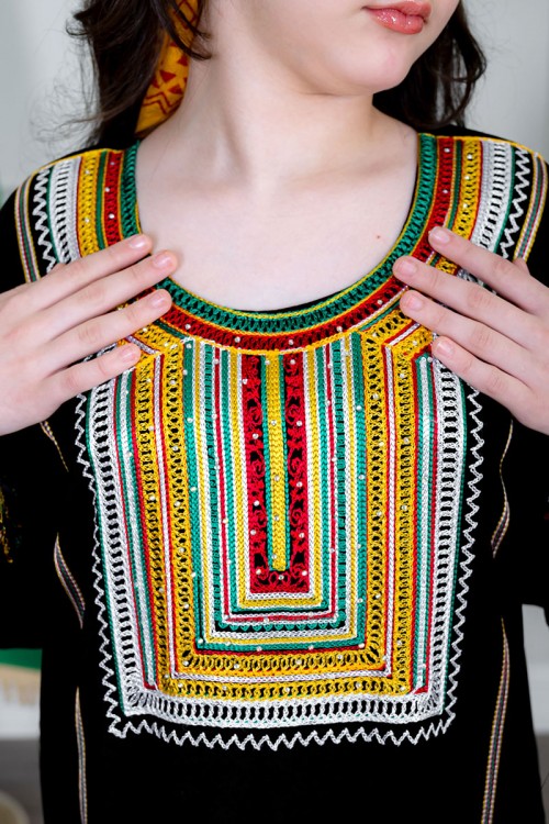 جلابية بناتي عسيري لون أسود بتطريز تراثي ملون من الأمام ياقة دائرية و أكمام طويلة