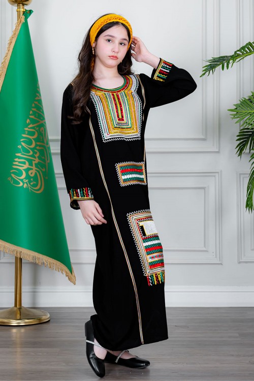 جلابية بناتي عسيري لون أسود بتطريز تراثي ملون من الأمام ياقة دائرية و أكمام طويلة