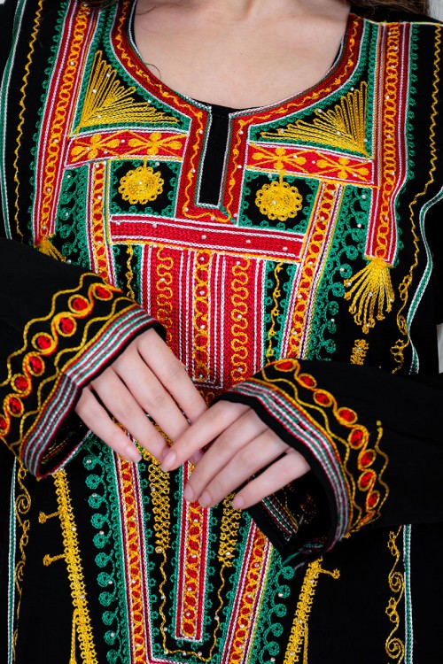 جلابية نسائي عسيري لون أسود بتطريز تراثي ملون من الأمام ياقة دائرية و أكمام طويلة