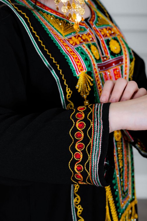 جلابية بناتي عسيري لون أسود بتطريز تراثي ملون من الأمام ياقة دائرية و أكمام طويلة