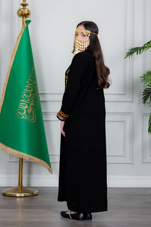 جلابية بناتي عسيري لون أسود بتطريز تراثي ملون من الأمام ياقة دائرية و أكمام طويلة
