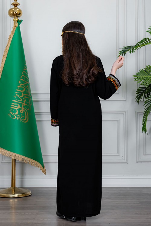 جلابية بناتي عسيري لون أسود بتطريز تراثي ملون من الأمام ياقة دائرية و أكمام طويلة