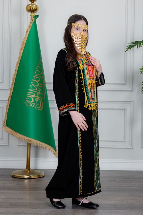 جلابية بناتي عسيري لون أسود بتطريز تراثي ملون من الأمام ياقة دائرية و أكمام طويلة