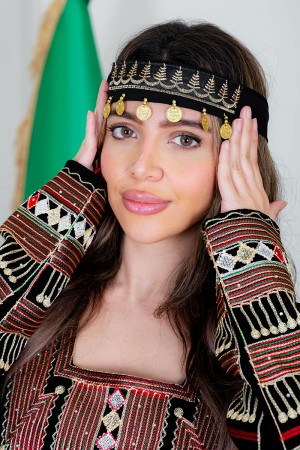 جلابية نسائي عسيري لون أسود بتطريز تراثي ملون ياقة مربعة و أكمام طويلة