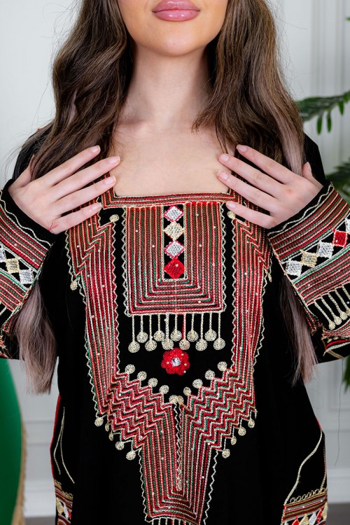 جلابية نسائي عسيري لون أسود بتطريز تراثي ملون ياقة مربعة و أكمام طويلة