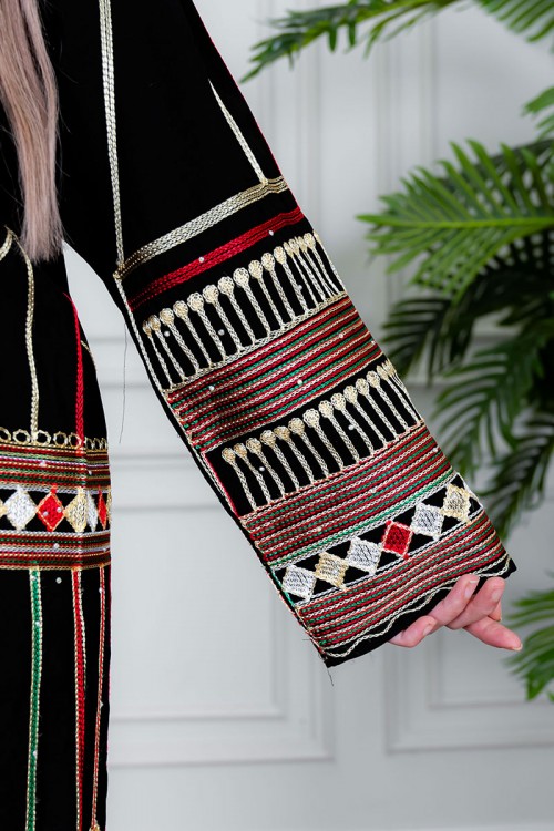 جلابية نسائي عسيري لون أسود بتطريز تراثي ملون ياقة مربعة و أكمام طويلة