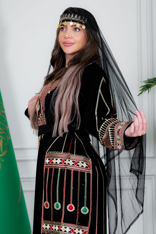 جلابية نسائي عسيري لون أسود بتطريز تراثي ملون ياقة مربعة و أكمام طويلة