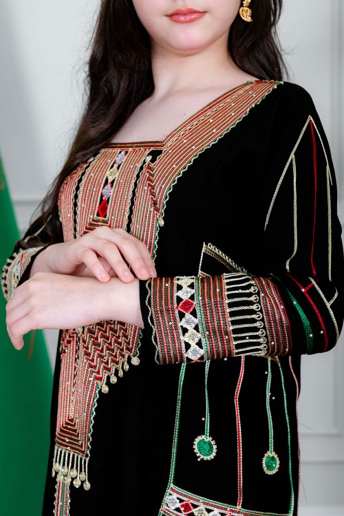 جلابية بناتي عسيري لون أسود بتطريز تراثي ملون ياقة مربعة و أكمام طويلة