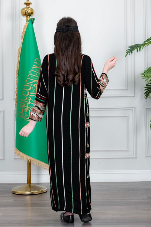 جلابية بناتي عسيري لون أسود بتطريز تراثي ملون ياقة مربعة و أكمام طويلة