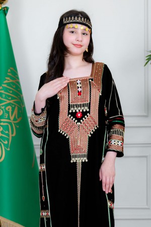 جلابية بناتي عسيري لون أسود بتطريز تراثي ملون ياقة مربعة و أكمام طويلة