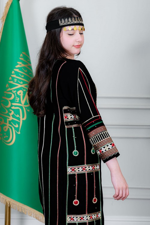 جلابية بناتي عسيري لون أسود بتطريز تراثي ملون ياقة مربعة و أكمام طويلة