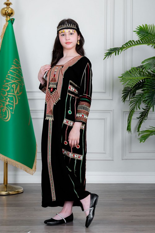 جلابية بناتي عسيري لون أسود بتطريز تراثي ملون ياقة مربعة و أكمام طويلة