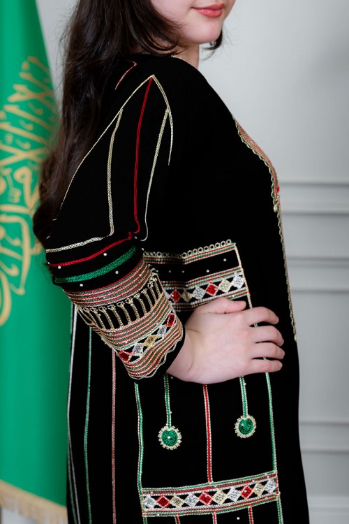 جلابية بناتي عسيري لون أسود بتطريز تراثي ملون ياقة مربعة و أكمام طويلة