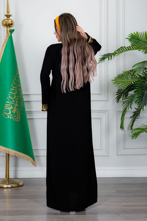 جلابية نسائي عسيري لون أسود بتطريز تراثي ملون من الأمام ياقة دائرية و أكمام طويلة