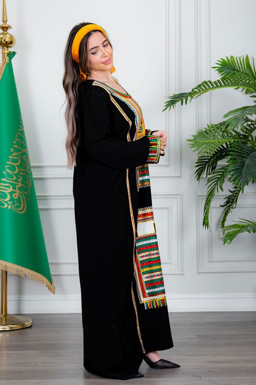 جلابية نسائي عسيري لون أسود بتطريز تراثي ملون من الأمام ياقة دائرية و أكمام طويلة