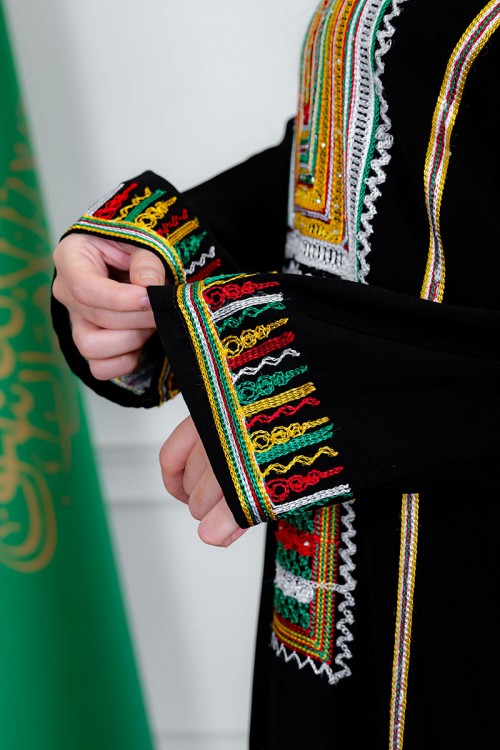 جلابية نسائي عسيري لون أسود بتطريز تراثي ملون من الأمام ياقة دائرية و أكمام طويلة