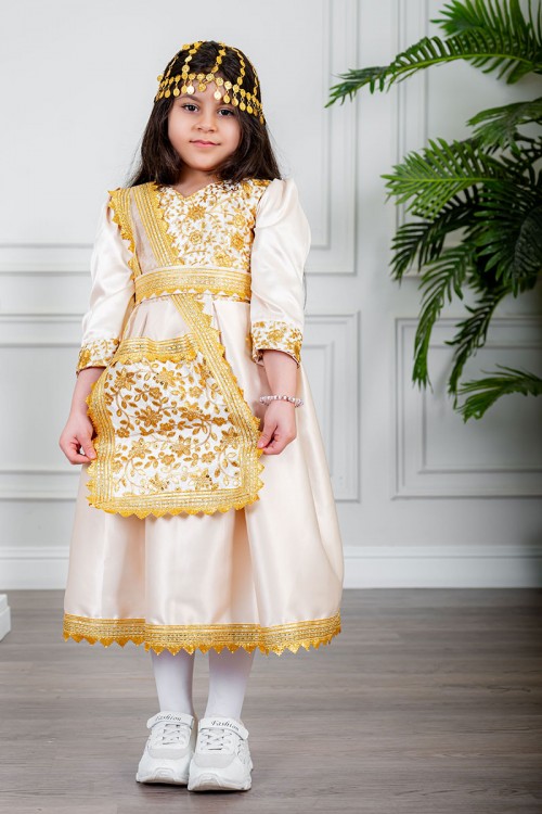 فستان تراثي بناتي لون بيج مزين بتطريز تراثي لون ذهبي ياقة قصة سبعة بأكمام طويلة و برباط في الخصر