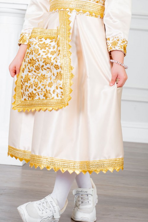 فستان تراثي بناتي لون بيج مزين بتطريز تراثي لون ذهبي ياقة قصة سبعة بأكمام طويلة و برباط في الخصر