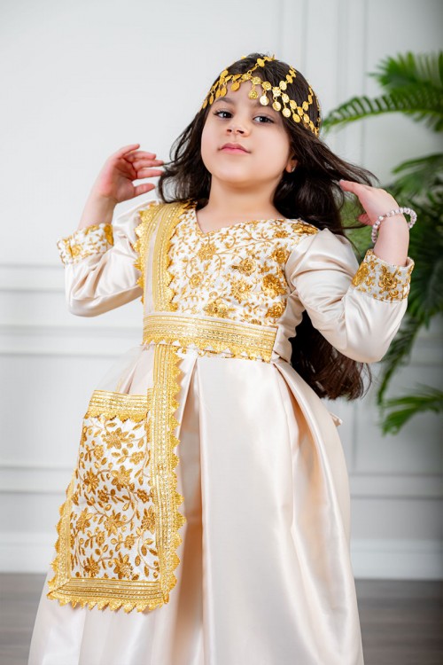 فستان تراثي بناتي لون بيج مزين بتطريز تراثي لون ذهبي ياقة قصة سبعة بأكمام طويلة و برباط في الخصر