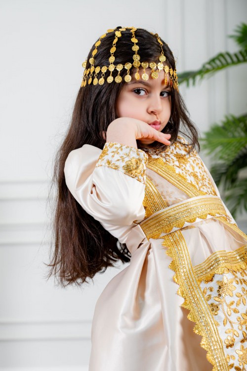 فستان تراثي بناتي لون بيج مزين بتطريز تراثي لون ذهبي ياقة قصة سبعة بأكمام طويلة و برباط في الخصر