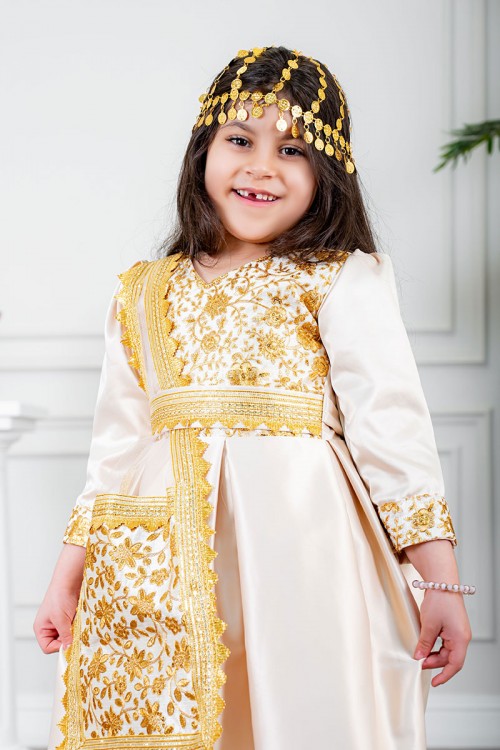 فستان تراثي بناتي لون بيج مزين بتطريز تراثي لون ذهبي ياقة قصة سبعة بأكمام طويلة و برباط في الخصر